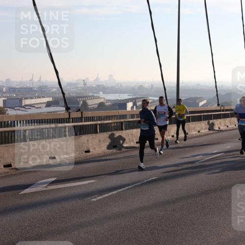 03.10.2025 - Köhlbrandbrückenlauf Julia Fischer http://msf.ph/oto/9000361 03.10.2025 09:21:00 Position 1  meine-sportfotos.de