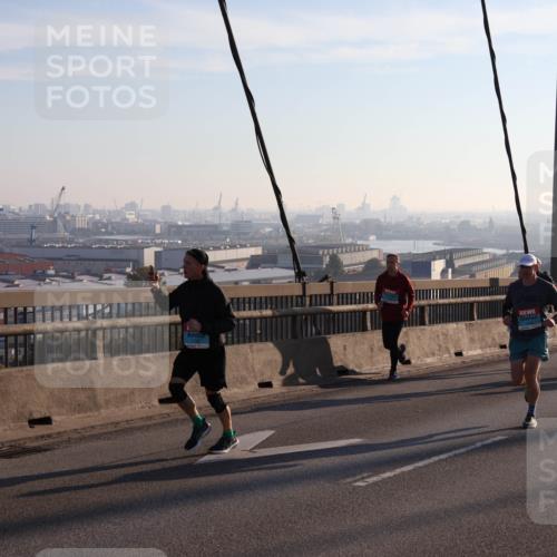 03.10.2025 - Köhlbrandbrückenlauf Julia Fischer http://msf.ph/oto/9000483 03.10.2025 09:21:19 Position 1  meine-sportfotos.de
