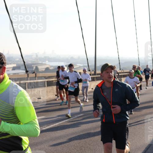 03.10.2025 - Köhlbrandbrückenlauf Julia Fischer http://msf.ph/oto/9000526 03.10.2025 09:21:32 Position 1  meine-sportfotos.de