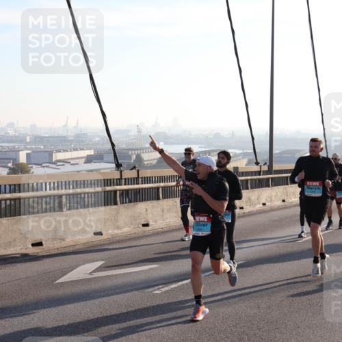 03.10.2025 - Köhlbrandbrückenlauf Julia Fischer http://msf.ph/oto/9000592 03.10.2025 09:21:44 Position 1 1130, 3091 meine-sportfotos.de