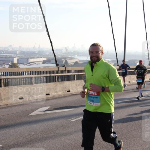 03.10.2025 - Köhlbrandbrückenlauf Julia Fischer http://msf.ph/oto/9000636 03.10.2025 09:21:50 Position 1 2889 meine-sportfotos.de