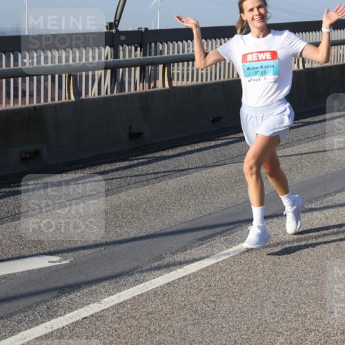 03.10.2025 - Köhlbrandbrückenlauf Julia Fischer http://msf.ph/oto/9000798 03.10.2025 09:36:39 Position 2 3715 meine-sportfotos.de