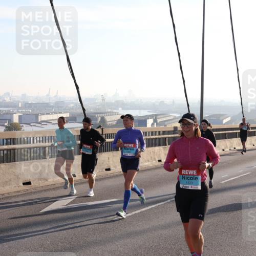 03.10.2025 - Köhlbrandbrückenlauf Julia Fischer http://msf.ph/oto/9000866 03.10.2025 09:22:21 Position 1 1123 meine-sportfotos.de