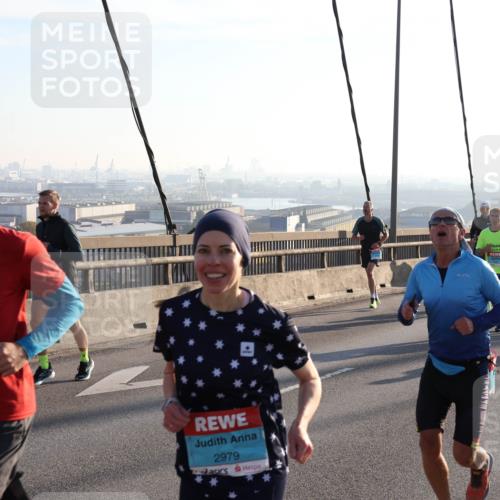 03.10.2025 - Köhlbrandbrückenlauf Julia Fischer http://msf.ph/oto/9000907 03.10.2025 09:22:29 Position 1 15, 3518, 2979 meine-sportfotos.de
