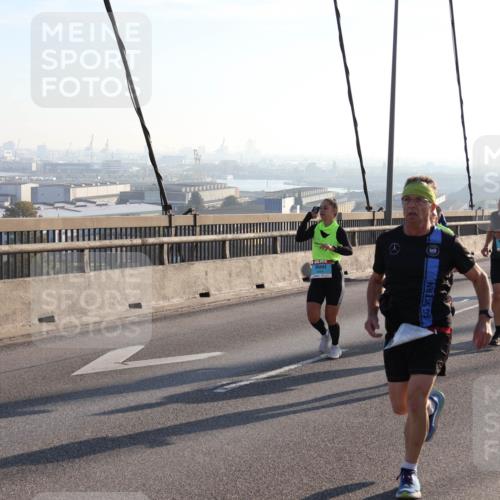03.10.2025 - Köhlbrandbrückenlauf Julia Fischer http://msf.ph/oto/9000933 03.10.2025 09:22:38 Position 1  meine-sportfotos.de
