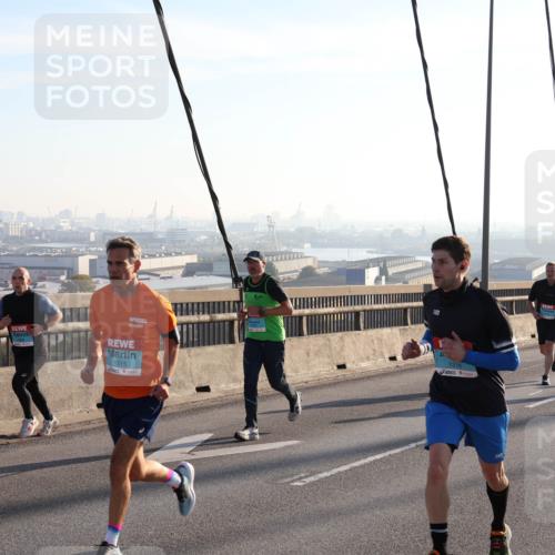 03.10.2025 - Köhlbrandbrückenlauf Julia Fischer http://msf.ph/oto/9001000 03.10.2025 09:22:52 Position 1 1315, 1316 meine-sportfotos.de