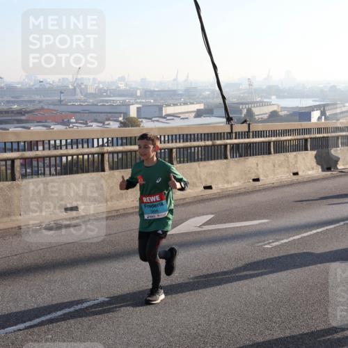 03.10.2025 - Köhlbrandbrückenlauf Julia Fischer http://msf.ph/oto/9001025 03.10.2025 09:22:57 Position 1 2300, 3498, 3766 meine-sportfotos.de