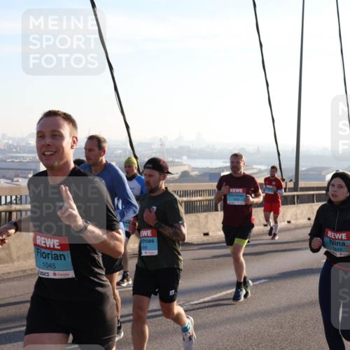 03.10.2025 - Köhlbrandbrückenlauf Julia Fischer http://msf.ph/oto/9001104 03.10.2025 09:23:09 Position 1 1045, 088, 1449 meine-sportfotos.de