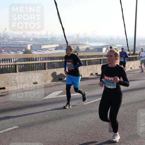 03.10.2025 - Köhlbrandbrückenlauf Julia Fischer http://msf.ph/oto/9001139 03.10.2025 09:23:15 Position 1 1208 meine-sportfotos.de
