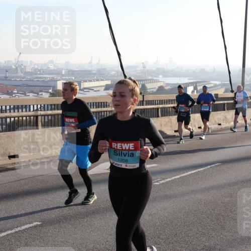 03.10.2025 - Köhlbrandbrückenlauf Julia Fischer http://msf.ph/oto/9001141 03.10.2025 09:23:16 Position 1 1208 meine-sportfotos.de