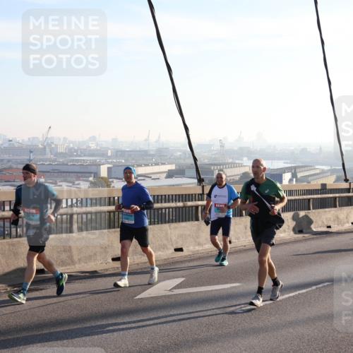 03.10.2025 - Köhlbrandbrückenlauf Julia Fischer http://msf.ph/oto/9001149 03.10.2025 09:23:18 Position 1  meine-sportfotos.de