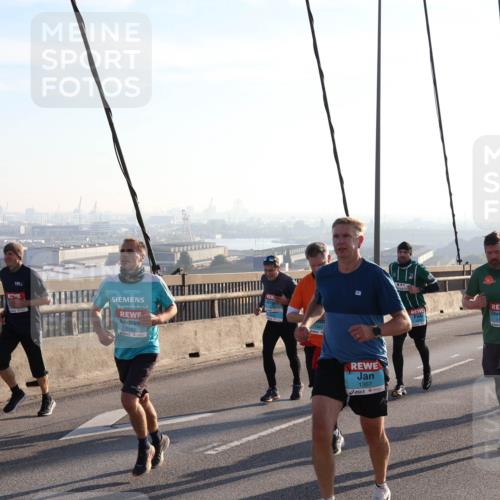 03.10.2025 - Köhlbrandbrückenlauf Julia Fischer http://msf.ph/oto/9001169 03.10.2025 09:23:23 Position 1 1141, 1357, 1105 meine-sportfotos.de