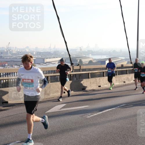 03.10.2025 - Köhlbrandbrückenlauf Julia Fischer http://msf.ph/oto/9001215 03.10.2025 09:23:32 Position 1 3111 meine-sportfotos.de