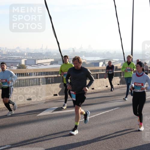 03.10.2025 - Köhlbrandbrückenlauf Julia Fischer http://msf.ph/oto/9001308 03.10.2025 09:23:49 Position 1 3227 meine-sportfotos.de