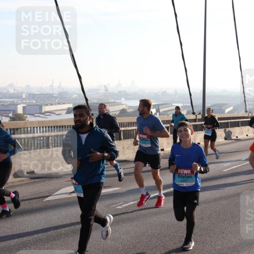 03.10.2025 - Köhlbrandbrückenlauf Julia Fischer http://msf.ph/oto/9001341 03.10.2025 09:23:55 Position 1 3497, 3496 meine-sportfotos.de