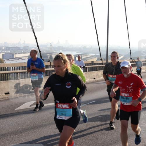 03.10.2025 - Köhlbrandbrückenlauf Julia Fischer http://msf.ph/oto/9001366 03.10.2025 09:24:00 Position 1 3842, 3721, 1477, 1516 meine-sportfotos.de