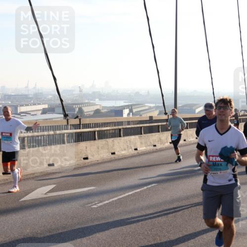 03.10.2025 - Köhlbrandbrückenlauf Julia Fischer http://msf.ph/oto/9001377 03.10.2025 09:24:02 Position 1 1516 meine-sportfotos.de
