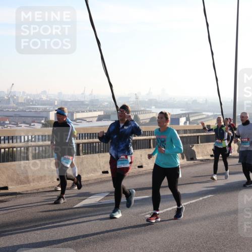 03.10.2025 - Köhlbrandbrückenlauf Julia Fischer http://msf.ph/oto/9001450 03.10.2025 09:24:21 Position 1  meine-sportfotos.de