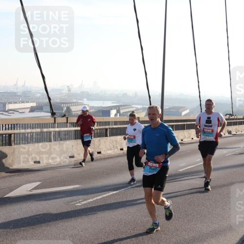 03.10.2025 - Köhlbrandbrückenlauf Julia Fischer http://msf.ph/oto/9001656 03.10.2025 09:24:46 Position 1  meine-sportfotos.de