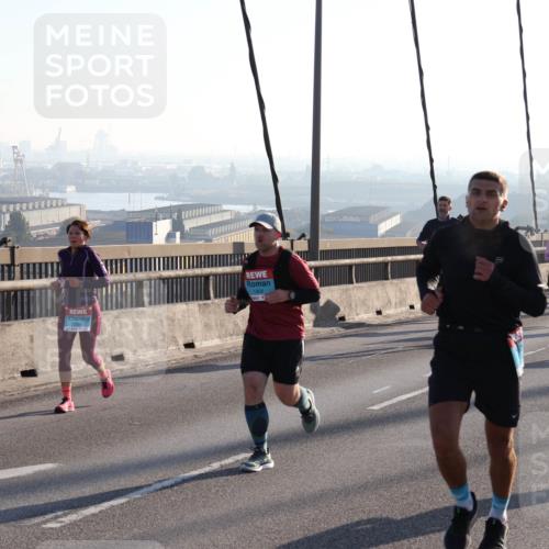 03.10.2025 - Köhlbrandbrückenlauf Julia Fischer http://msf.ph/oto/9001675 03.10.2025 09:24:52 Position 1 1808 meine-sportfotos.de