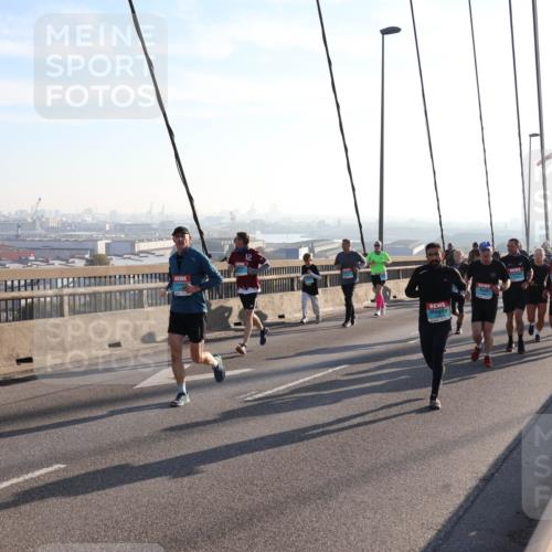 03.10.2025 - Köhlbrandbrückenlauf Julia Fischer http://msf.ph/oto/9001717 03.10.2025 09:25:00 Position 1  meine-sportfotos.de