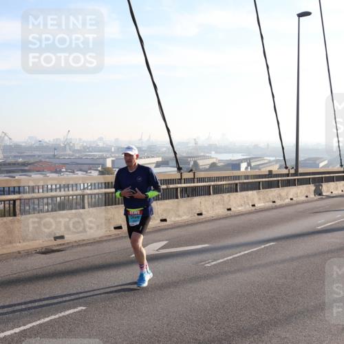 03.10.2025 - Köhlbrandbrückenlauf Julia Fischer http://msf.ph/oto/9001748 03.10.2025 09:25:09 Position 1  meine-sportfotos.de