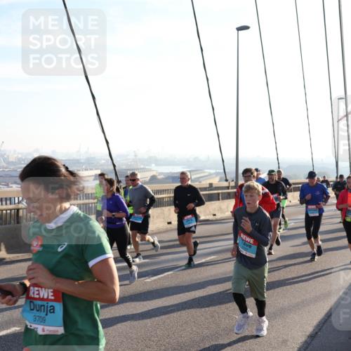 03.10.2025 - Köhlbrandbrückenlauf Julia Fischer http://msf.ph/oto/9001798 03.10.2025 09:25:31 Position 1 3709, 3707 meine-sportfotos.de