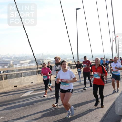 03.10.2025 - Köhlbrandbrückenlauf Julia Fischer http://msf.ph/oto/9001846 03.10.2025 09:25:39 Position 1 1401 meine-sportfotos.de