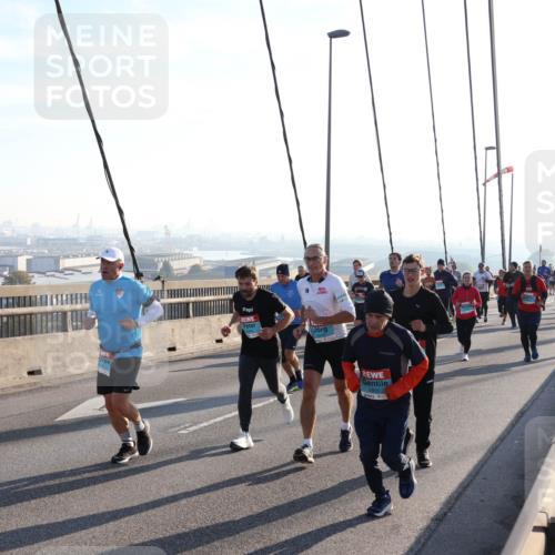 03.10.2025 - Köhlbrandbrückenlauf Julia Fischer http://msf.ph/oto/9001872 03.10.2025 09:25:43 Position 1 28054 meine-sportfotos.de