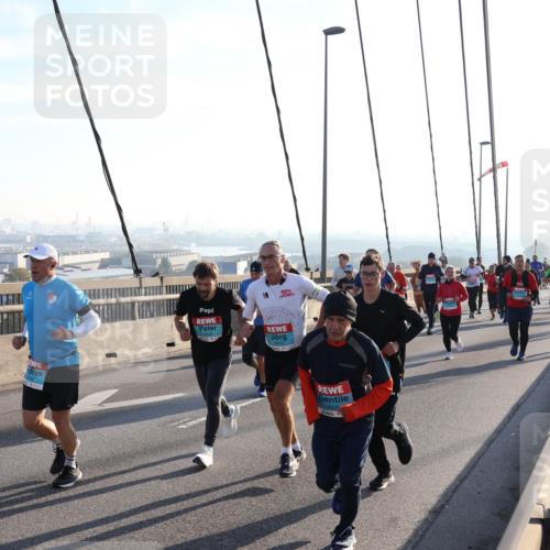 03.10.2025 - Köhlbrandbrückenlauf Julia Fischer http://msf.ph/oto/9001895 03.10.2025 09:25:43 Position 1 3410 meine-sportfotos.de