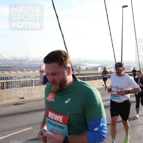 03.10.2025 - Köhlbrandbrückenlauf Julia Fischer http://msf.ph/oto/9001969 03.10.2025 09:25:54 Position 1 1341 meine-sportfotos.de