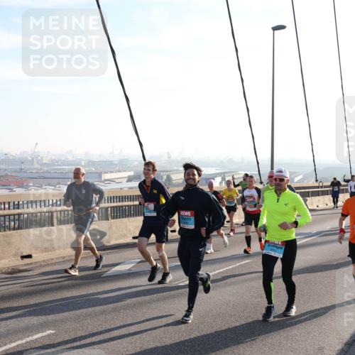 03.10.2025 - Köhlbrandbrückenlauf Julia Fischer http://msf.ph/oto/9002003 03.10.2025 09:26:03 Position 1  meine-sportfotos.de