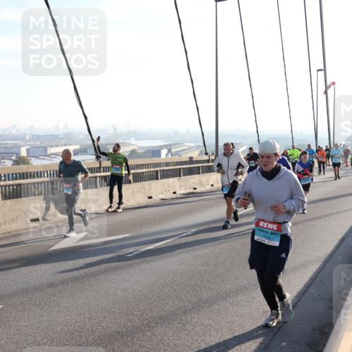03.10.2025 - Köhlbrandbrückenlauf Julia Fischer http://msf.ph/oto/9002037 03.10.2025 09:26:06 Position 1 1544 meine-sportfotos.de