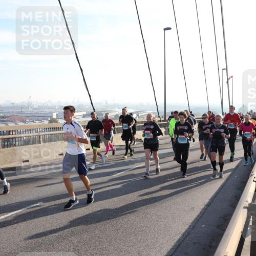 03.10.2025 - Köhlbrandbrückenlauf Julia Fischer http://msf.ph/oto/9002082 03.10.2025 09:26:19 Position 1  meine-sportfotos.de