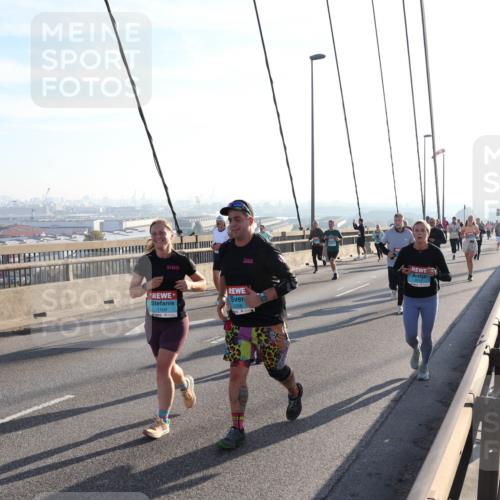 03.10.2025 - Köhlbrandbrückenlauf Julia Fischer http://msf.ph/oto/9002120 03.10.2025 09:26:27 Position 1  meine-sportfotos.de