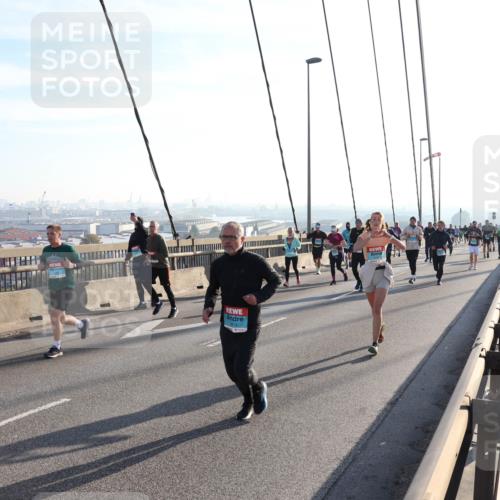 03.10.2025 - Köhlbrandbrückenlauf Julia Fischer http://msf.ph/oto/9002146 03.10.2025 09:26:31 Position 1  meine-sportfotos.de