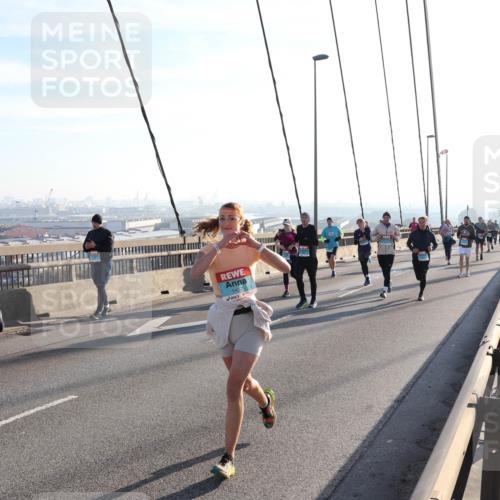 03.10.2025 - Köhlbrandbrückenlauf Julia Fischer http://msf.ph/oto/9002159 03.10.2025 09:26:33 Position 1 1437 meine-sportfotos.de