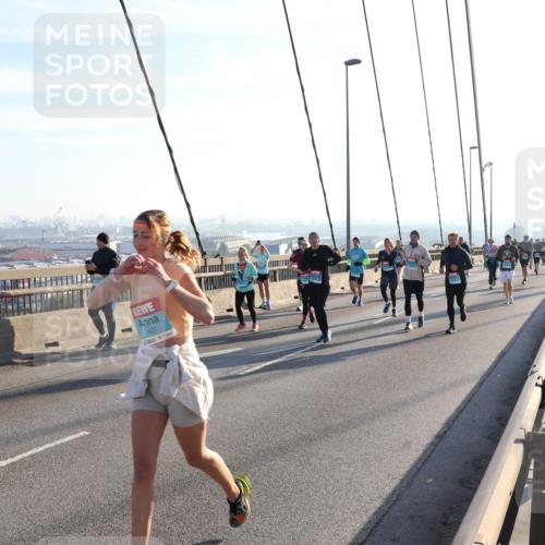 03.10.2025 - Köhlbrandbrückenlauf Julia Fischer http://msf.ph/oto/9002161 03.10.2025 09:26:33 Position 1 1437 meine-sportfotos.de