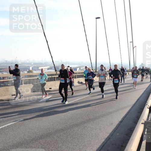 03.10.2025 - Köhlbrandbrückenlauf Julia Fischer http://msf.ph/oto/9002169 03.10.2025 09:26:34 Position 1  meine-sportfotos.de