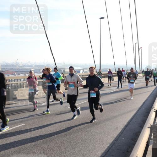03.10.2025 - Köhlbrandbrückenlauf Julia Fischer http://msf.ph/oto/9002188 03.10.2025 09:26:35 Position 1  meine-sportfotos.de