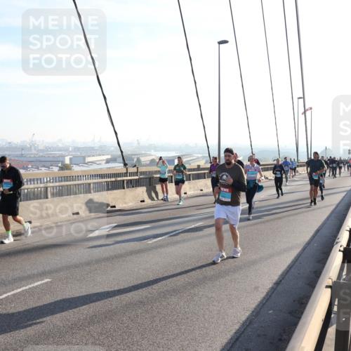 03.10.2025 - Köhlbrandbrückenlauf Julia Fischer http://msf.ph/oto/9002198 03.10.2025 09:26:37 Position 1  meine-sportfotos.de