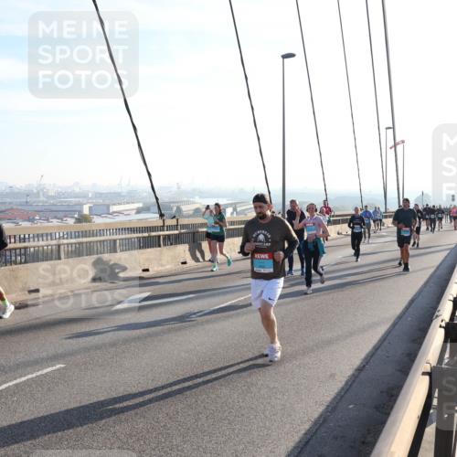 03.10.2025 - Köhlbrandbrückenlauf Julia Fischer http://msf.ph/oto/9002205 03.10.2025 09:26:37 Position 1  meine-sportfotos.de