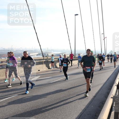 03.10.2025 - Köhlbrandbrückenlauf Julia Fischer http://msf.ph/oto/9002236 03.10.2025 09:26:40 Position 1  meine-sportfotos.de