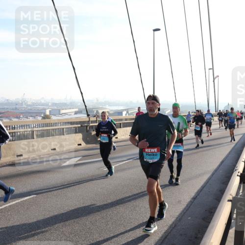 03.10.2025 - Köhlbrandbrückenlauf Julia Fischer http://msf.ph/oto/9002242 03.10.2025 09:26:41 Position 1 1501 meine-sportfotos.de