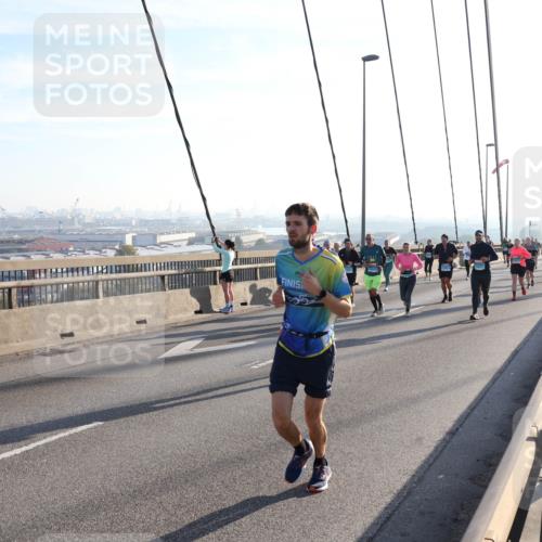 03.10.2025 - Köhlbrandbrückenlauf Julia Fischer http://msf.ph/oto/9002275 03.10.2025 09:26:46 Position 1  meine-sportfotos.de