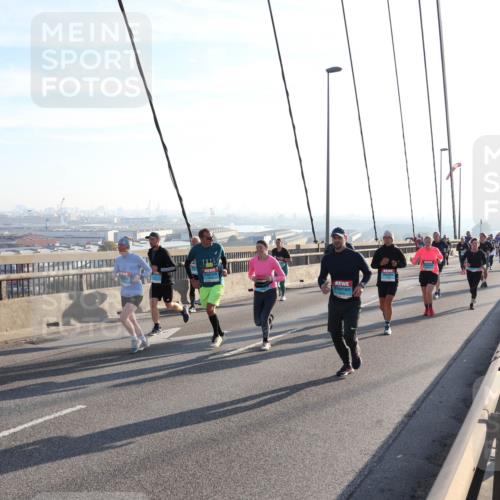 03.10.2025 - Köhlbrandbrückenlauf Julia Fischer http://msf.ph/oto/9002296 03.10.2025 09:26:48 Position 1  meine-sportfotos.de