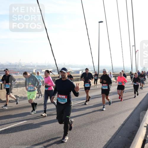 03.10.2025 - Köhlbrandbrückenlauf Julia Fischer http://msf.ph/oto/9002300 03.10.2025 09:26:49 Position 1 1605 meine-sportfotos.de