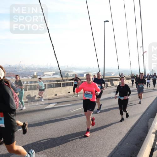 03.10.2025 - Köhlbrandbrückenlauf Julia Fischer http://msf.ph/oto/9002330 03.10.2025 09:26:51 Position 1 1338 meine-sportfotos.de