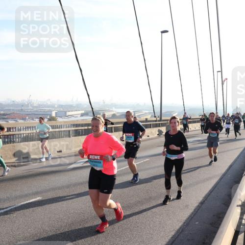 03.10.2025 - Köhlbrandbrückenlauf Julia Fischer http://msf.ph/oto/9002341 03.10.2025 09:26:52 Position 1 3210 meine-sportfotos.de