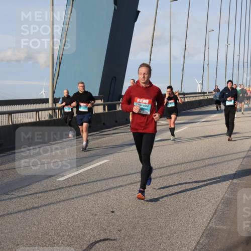 03.10.2025 - Köhlbrandbrückenlauf Julia Fischer http://msf.ph/oto/9002347 03.10.2025 09:41:27 Position 2  meine-sportfotos.de